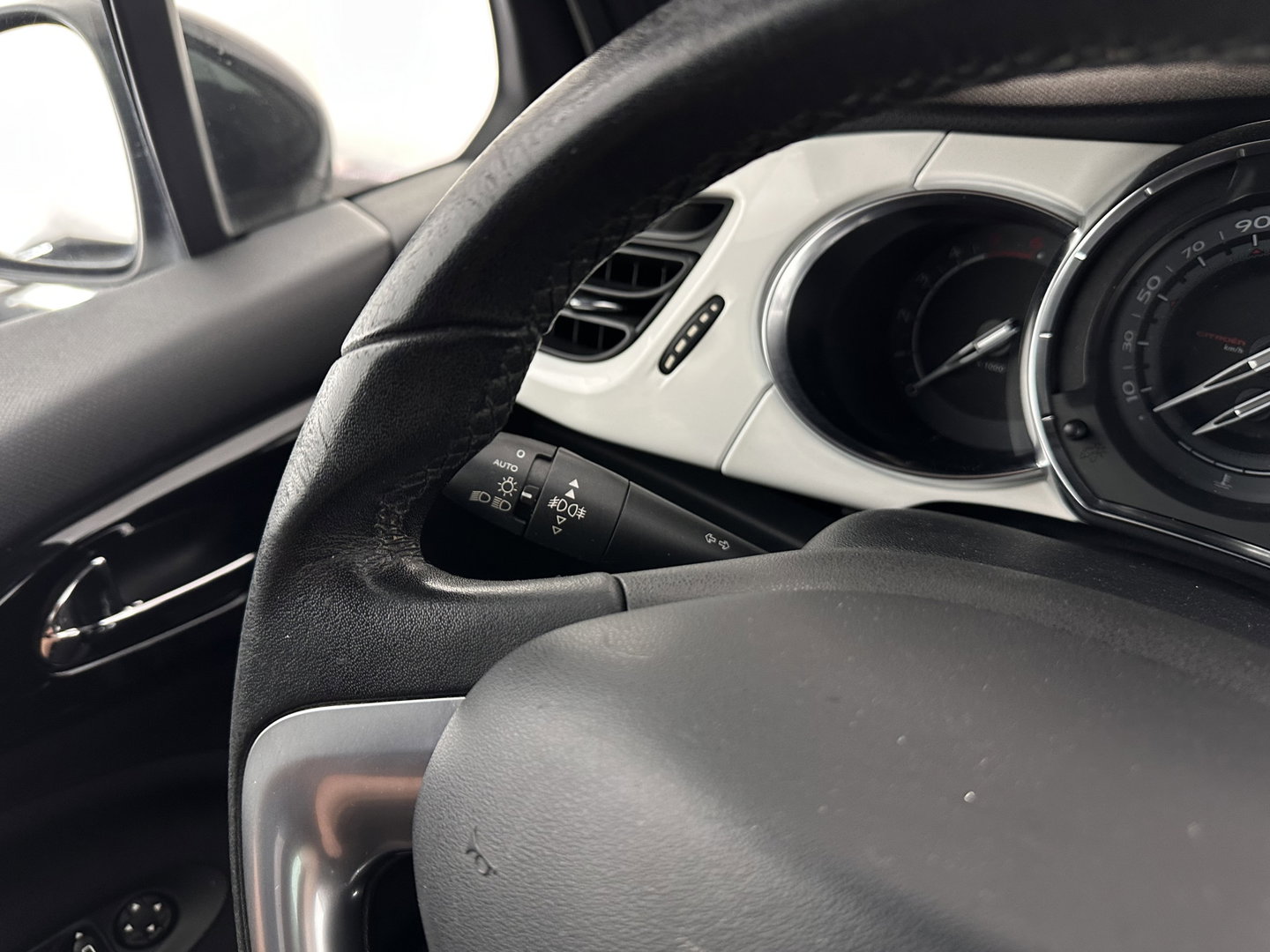 Citroën DS3 1.6 e-HDi So Chic *SPORT-SEATS | ECC | PDC | CRUISE | PRIVACY-GLASS | RADIO-CD *