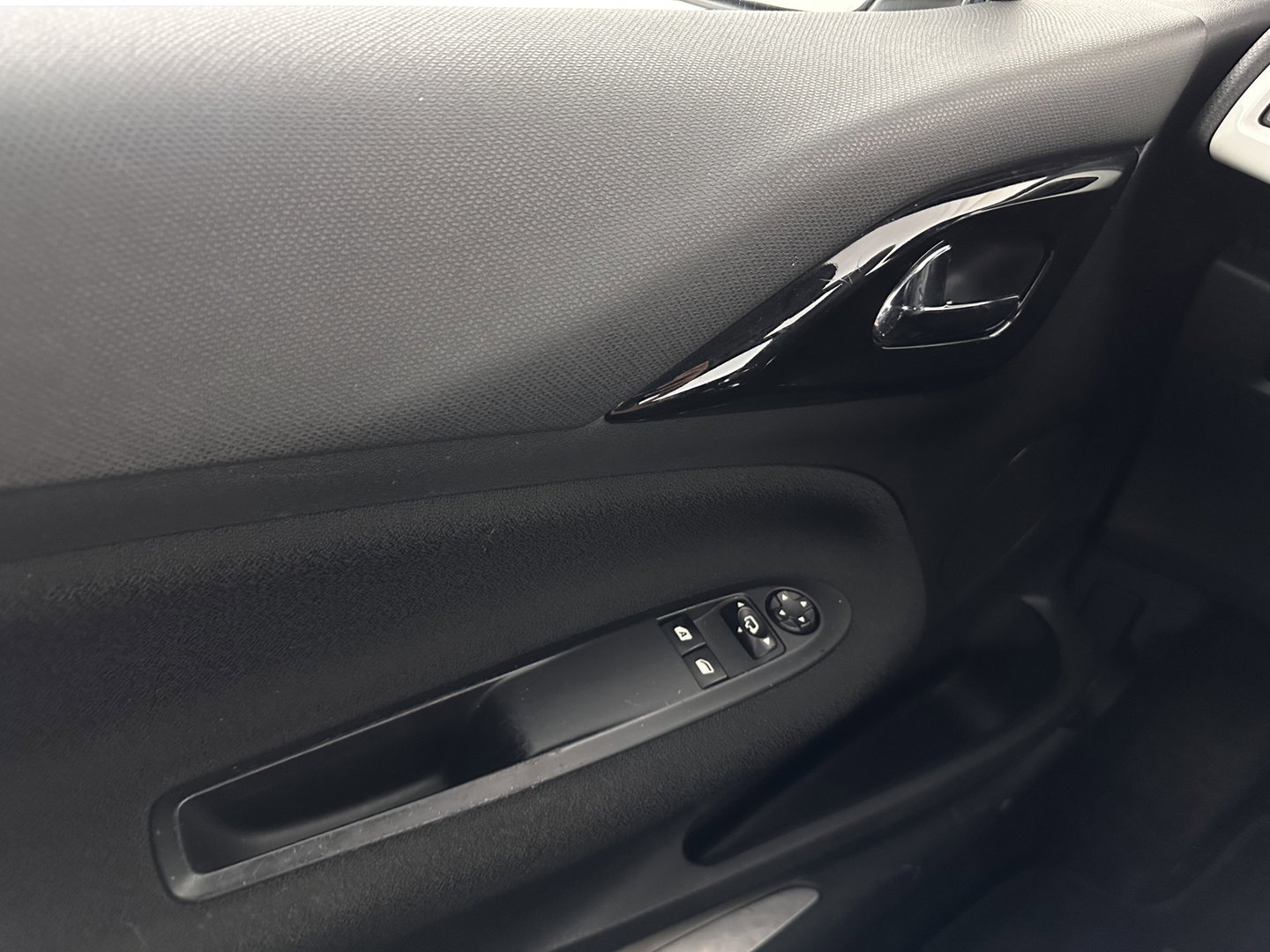 Citroën DS3 1.6 e-HDi So Chic *SPORT-SEATS | ECC | PDC | CRUISE | PRIVACY-GLASS | RADIO-CD *