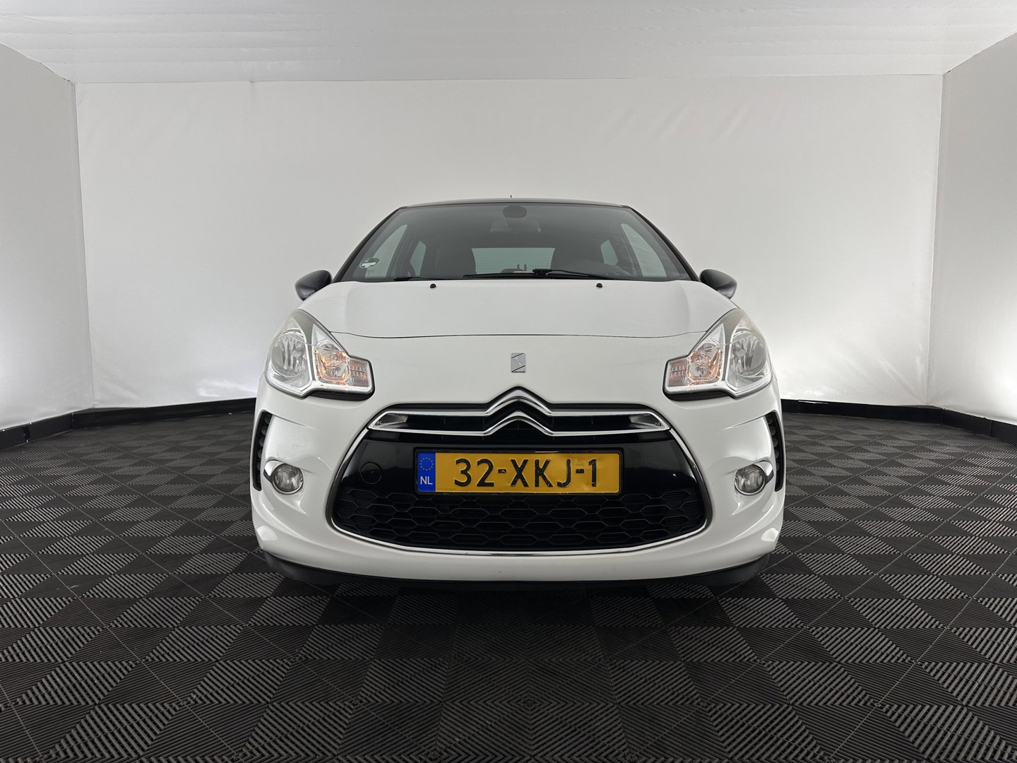 Citroën DS3 1.6 e-HDi So Chic *SPORT-SEATS | ECC | PDC | CRUISE | PRIVACY-GLASS | RADIO-CD *
