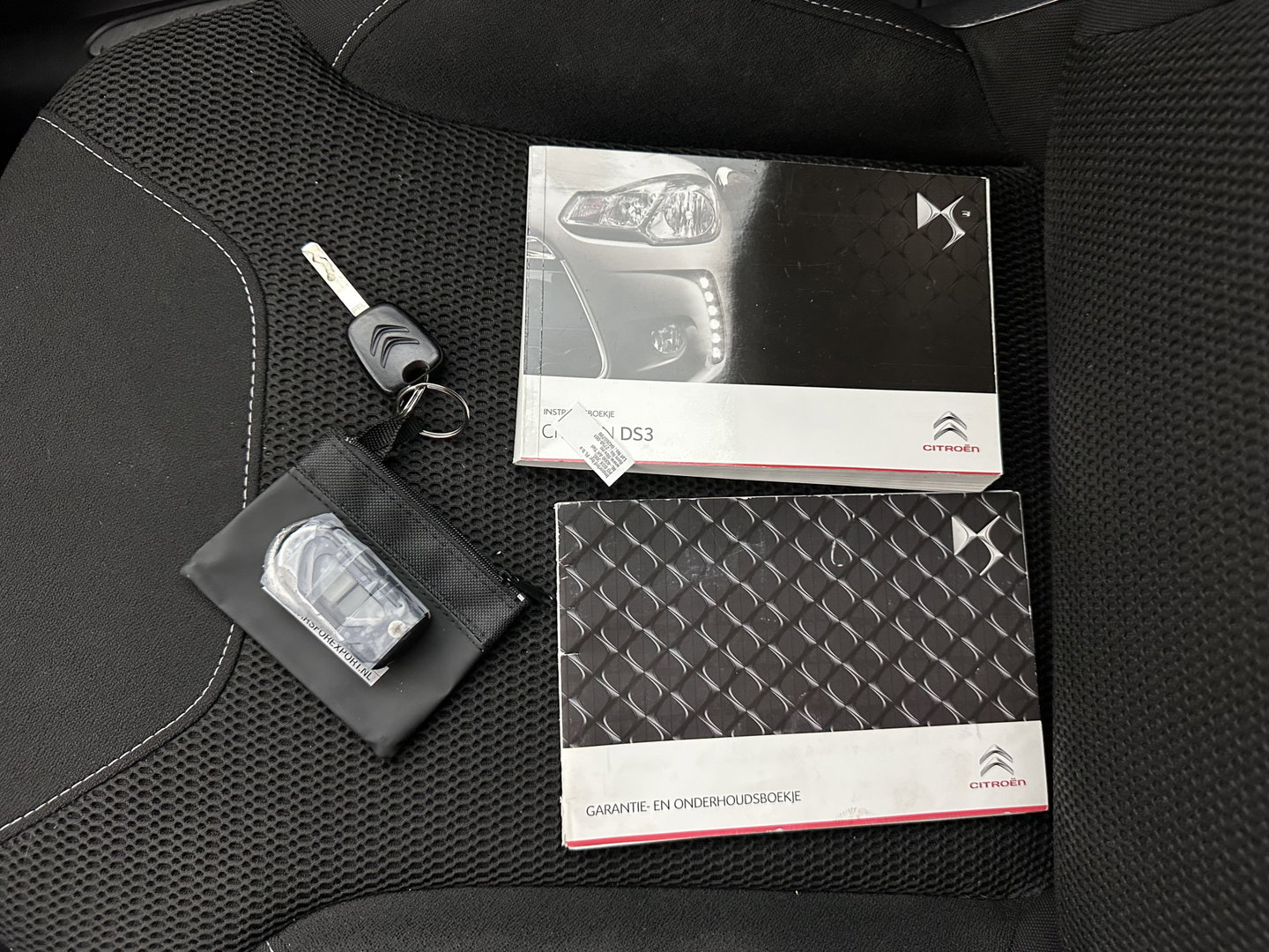 Citroën DS3 1.6 e-HDi So Chic *SPORT-SEATS | ECC | PDC | CRUISE | PRIVACY-GLASS | RADIO-CD *