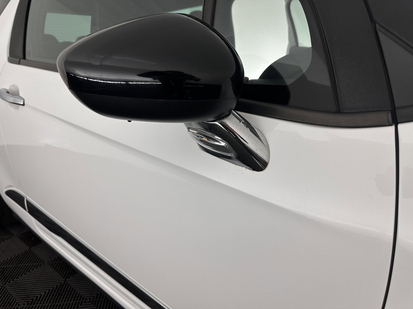 Citroën DS3 1.6 e-HDi So Chic *SPORT-SEATS | ECC | PDC | CRUISE | PRIVACY-GLASS | RADIO-CD *