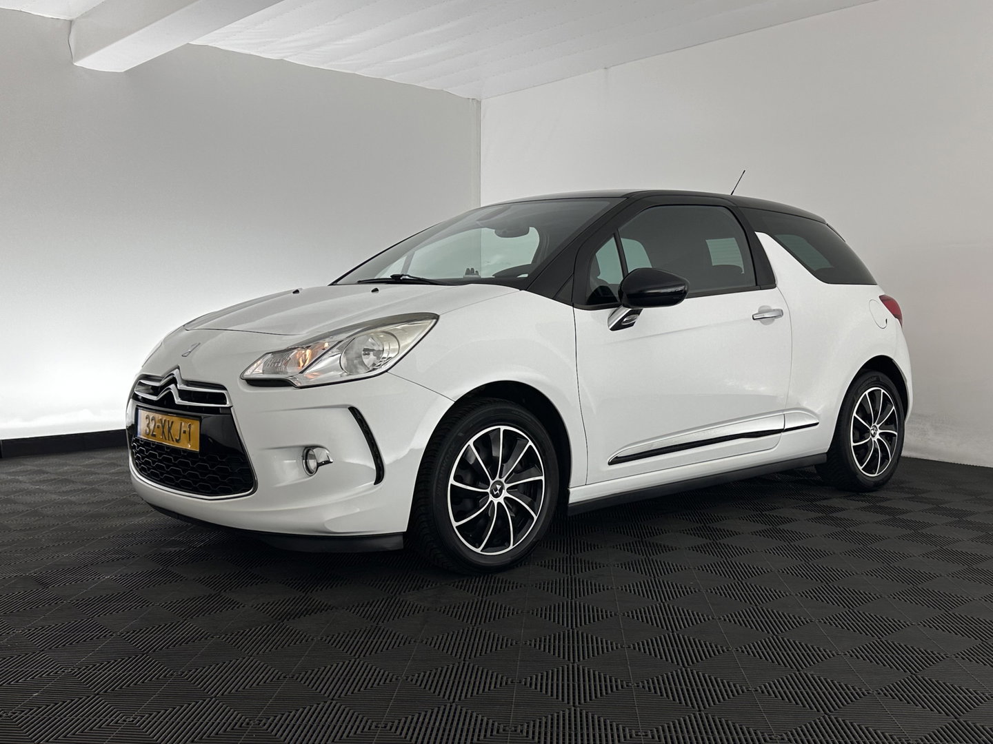Citroën DS3 1.6 e-HDi So Chic *SPORT-SEATS | ECC | PDC | CRUISE | PRIVACY-GLASS | RADIO-CD *
