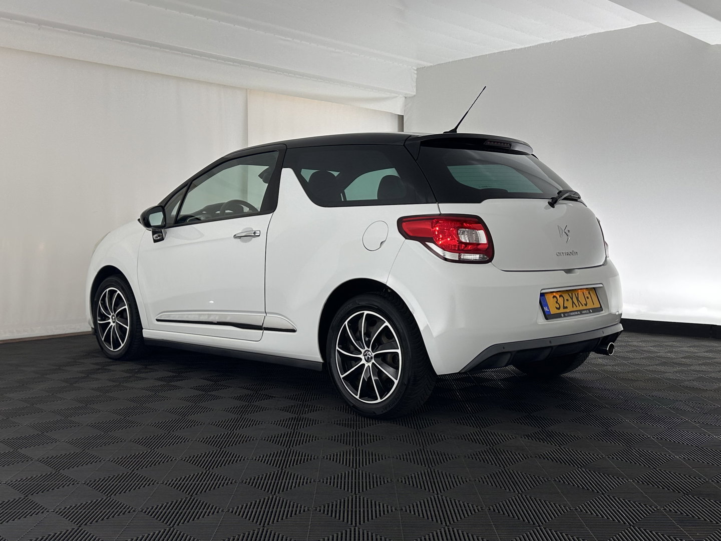 Citroën DS3 1.6 e-HDi So Chic *SPORT-SEATS | ECC | PDC | CRUISE | PRIVACY-GLASS | RADIO-CD *