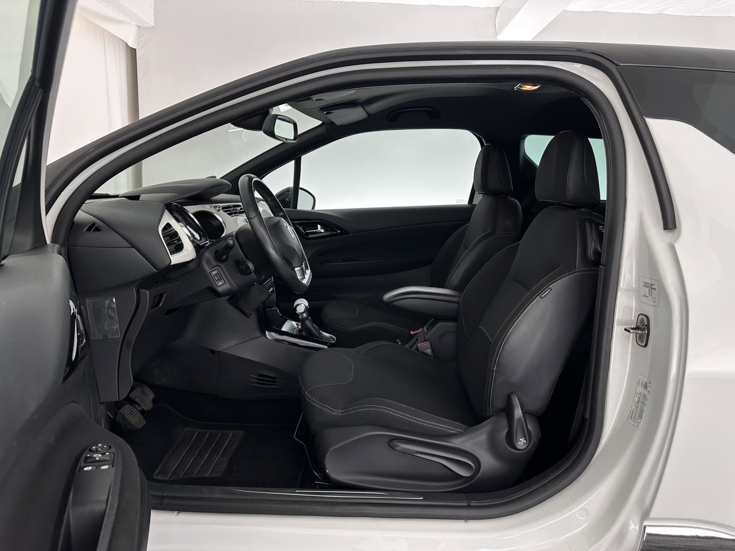 Citroën DS3 1.6 e-HDi So Chic *SPORT-SEATS | ECC | PDC | CRUISE | PRIVACY-GLASS | RADIO-CD *