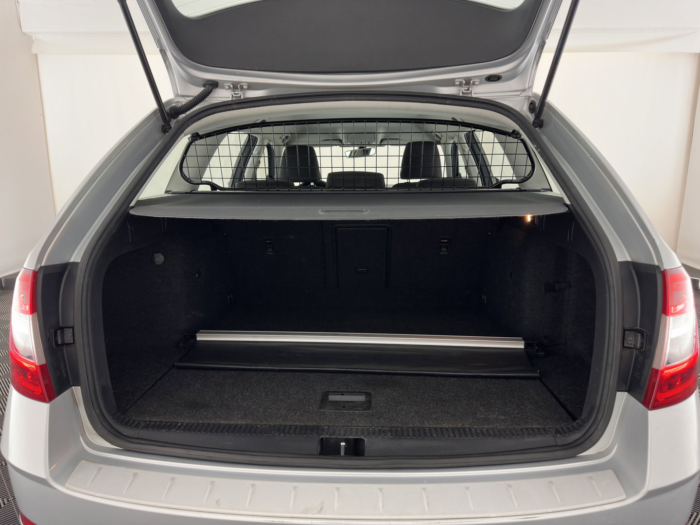 Škoda Octavia Combi 1.6 TDI Greentech Ambition Business (INCL-BTW) *NAVI-FULLMAP | COMFORTSEATS | ECC | AMUNDSEN-AUDIO | PARKPILOT | CRUISE | 16''ALU*