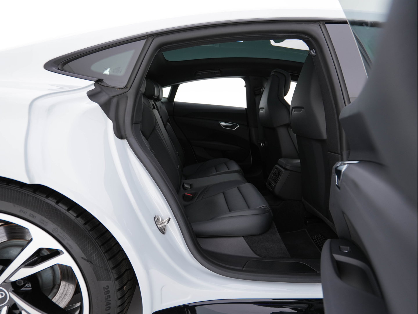 Audi e-tron GT edition ZERO 93 kWh [ 3-Fase-11kW ] {SoH-90%} (INCL-BTW) *PANO | FULL-LED | LEATHER | AUDI-SOUND | KEYLESS | DIGI-COCKPIT | NAVI-FULLMAP | HEATED-SPORTSEATS | CAMERA | DAB | KEYLESS | SHIFTPADDLES | 20''ALU*