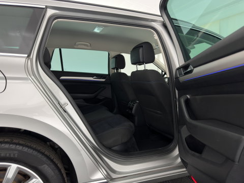 Volkswagen Passat Variant 1.4 TSI GTE (Plug-In) Aut. *FULL-LED | NAVI-FULLMAP | SPORTSEATS | PRIVACY-GLASS | ECC | PARKPILOT | CRUISE | TOWBAR | AMBIENTLIGHT | KEYLESS | 17''ALU*