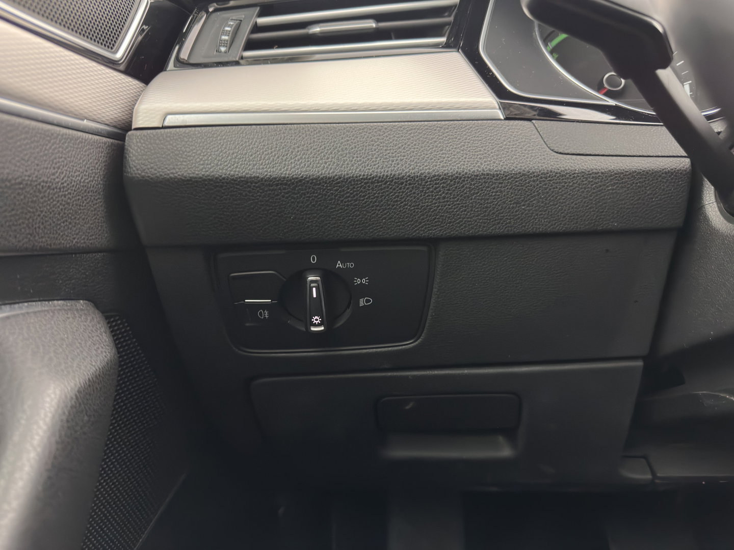 Volkswagen Passat Variant 1.4 TSI GTE (Plug-In) Aut. *FULL-LED | NAVI-FULLMAP | SPORTSEATS | PRIVACY-GLASS | ECC | PARKPILOT | CRUISE | TOWBAR | AMBIENTLIGHT | KEYLESS | 17''ALU*