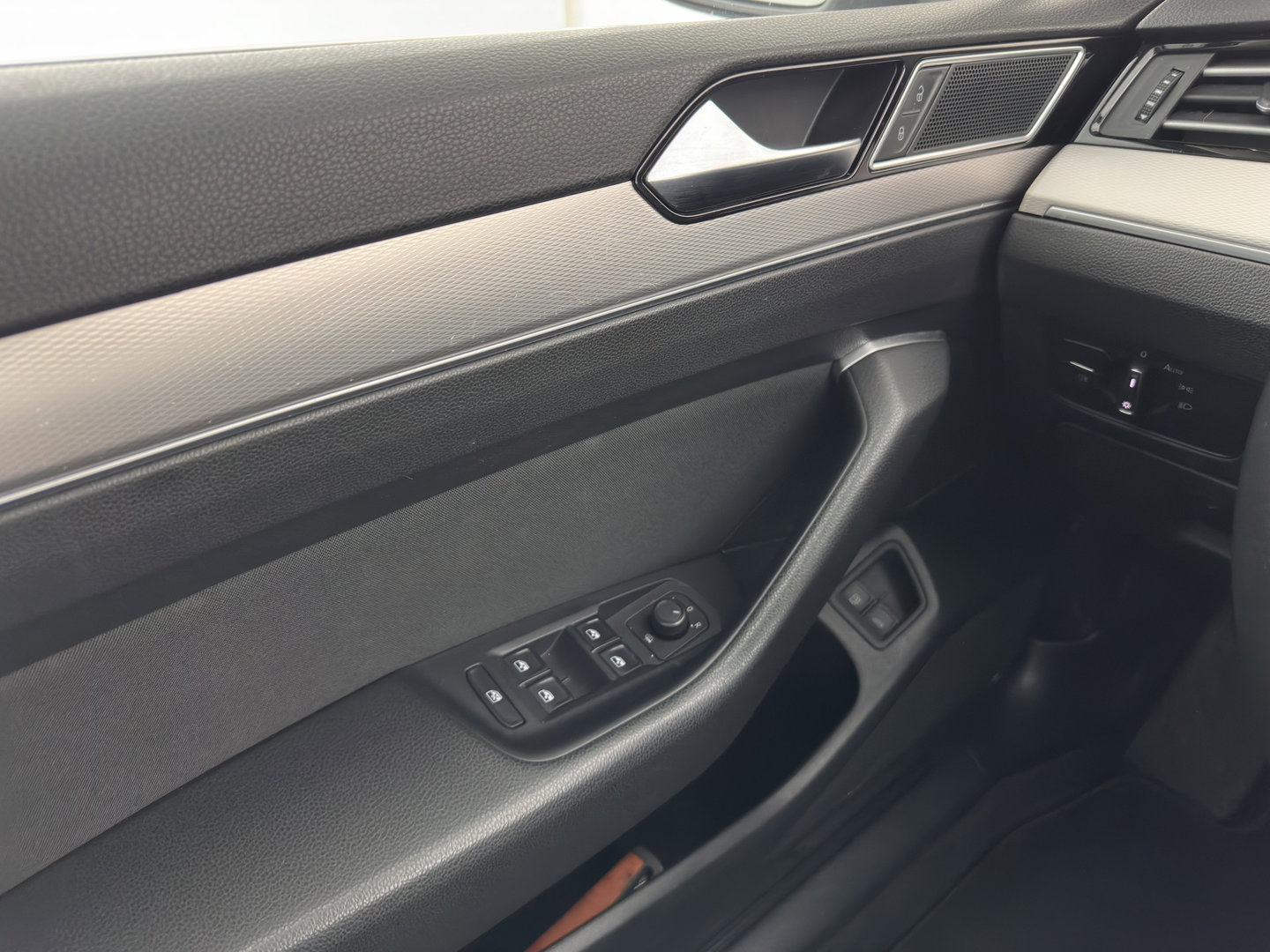 Volkswagen Passat Variant 1.4 TSI GTE (Plug-In) Aut. *FULL-LED | NAVI-FULLMAP | SPORTSEATS | PRIVACY-GLASS | ECC | PARKPILOT | CRUISE | TOWBAR | AMBIENTLIGHT | KEYLESS | 17''ALU*