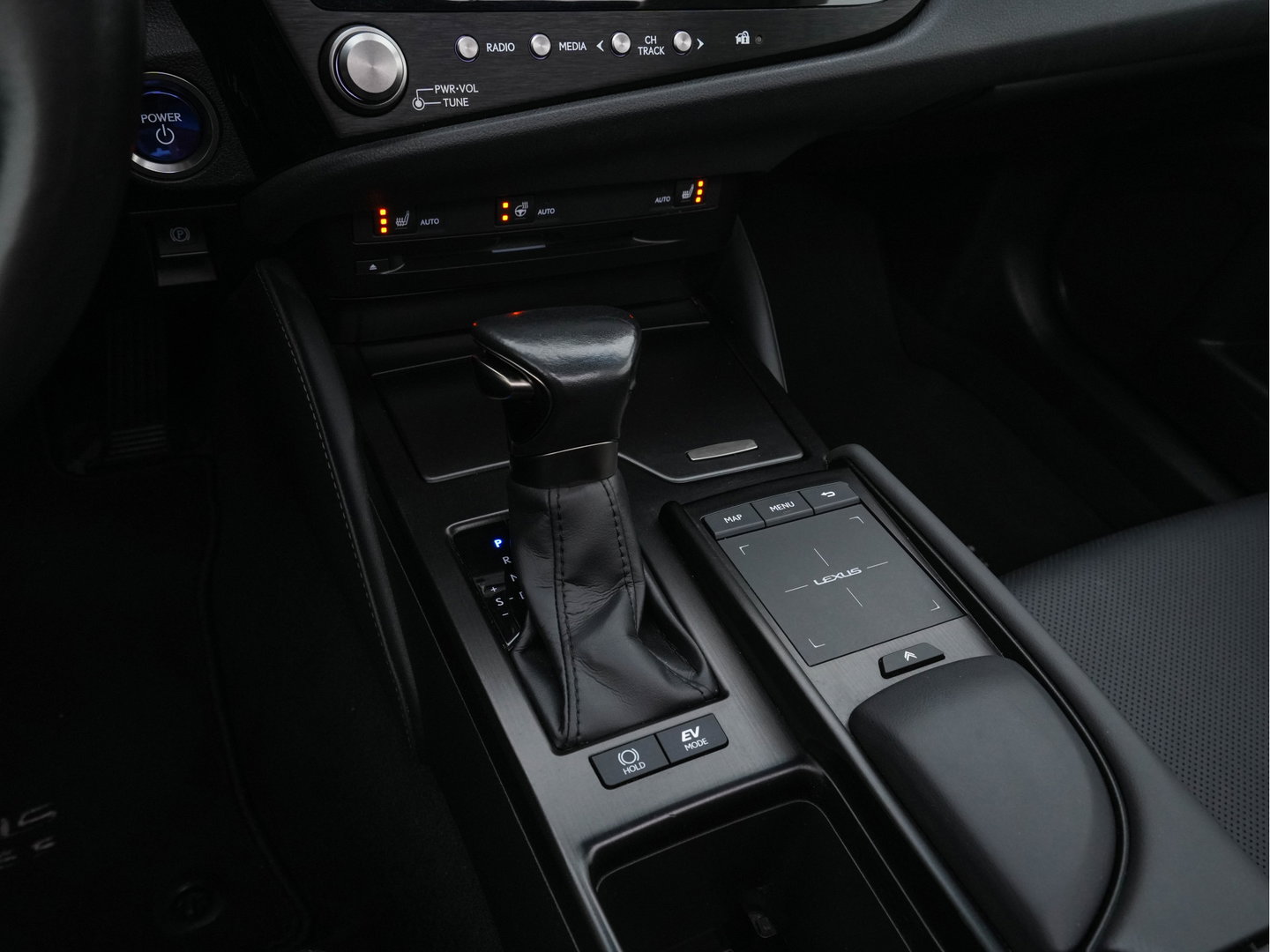 Lexus ES 300h Business Line (INCL-BTW) Aut. *PANO | LEATHER | FULL-LED | ADAPTIVE-CRUISE | BLINDSPOT | KEYLESS | CAMERA | HEATED-COMFORTSEATS | NAVI-FULLMAP | PRIVACY-GLASS | SHIFTPADDLES | ECC | PDC | 19''ALU*