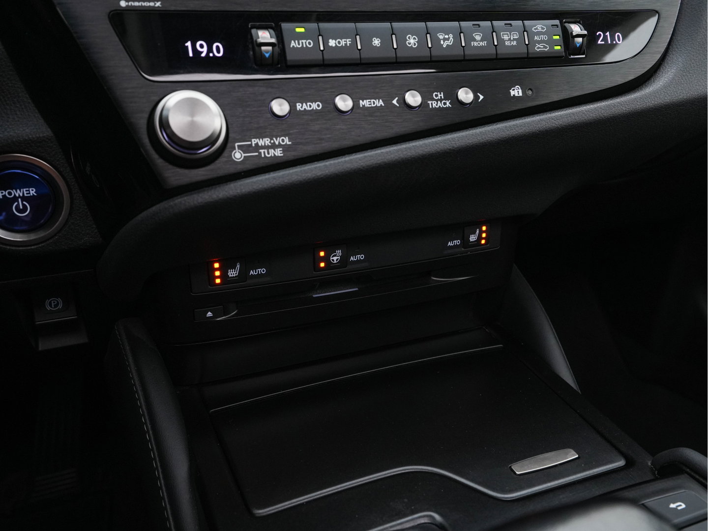 Lexus ES 300h Business Line (INCL-BTW) Aut. *PANO | LEATHER | FULL-LED | ADAPTIVE-CRUISE | BLINDSPOT | KEYLESS | CAMERA | HEATED-COMFORTSEATS | NAVI-FULLMAP | PRIVACY-GLASS | SHIFTPADDLES | ECC | PDC | 19''ALU*