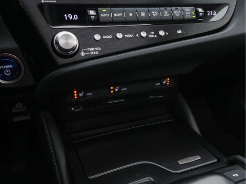 Lexus ES 300h Business Line (INCL-BTW) Aut. *PANO | LEATHER | FULL-LED | ADAPTIVE-CRUISE | BLINDSPOT | KEYLESS | CAMERA | HEATED-COMFORTSEATS | NAVI-FULLMAP | PRIVACY-GLASS | SHIFTPADDLES | ECC | PDC | 19''ALU*