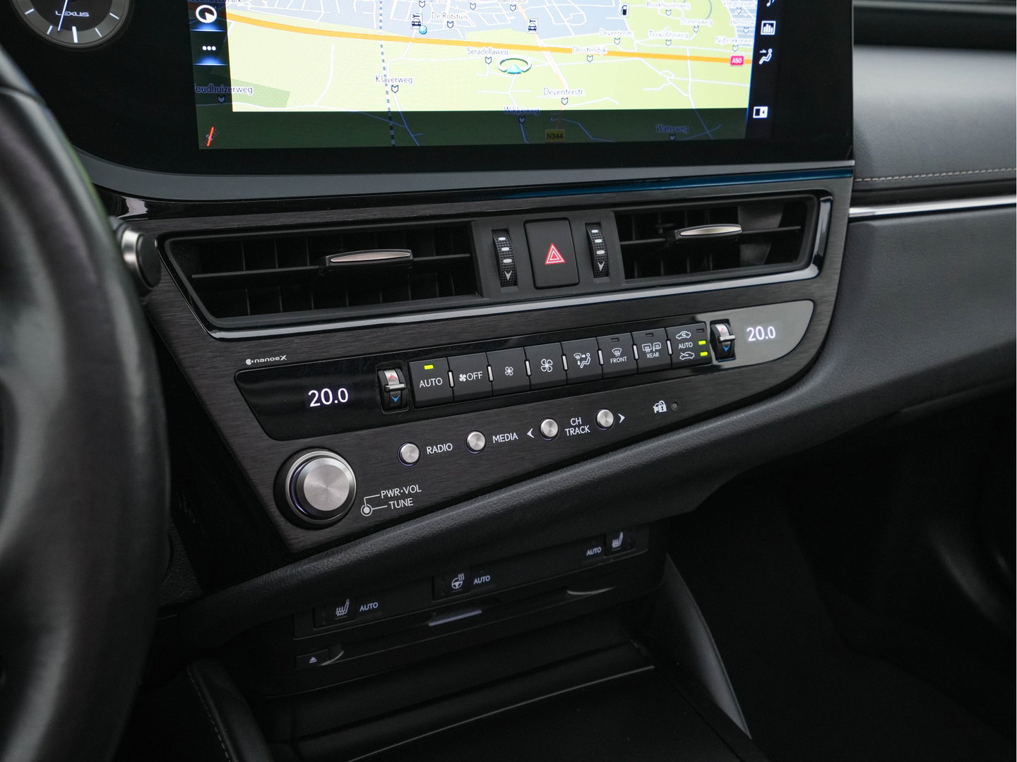 Lexus ES 300h Business Line (INCL-BTW) Aut. *PANO | LEATHER | FULL-LED | ADAPTIVE-CRUISE | BLINDSPOT | KEYLESS | CAMERA | HEATED-COMFORTSEATS | NAVI-FULLMAP | PRIVACY-GLASS | SHIFTPADDLES | ECC | PDC | 19''ALU*