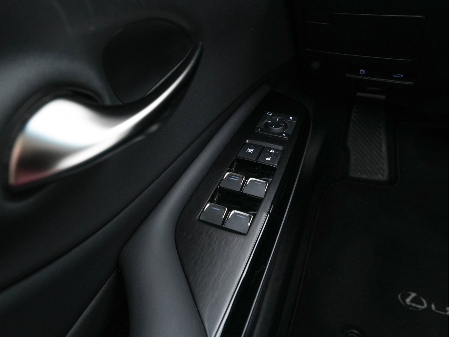 Lexus ES 300h Business Line (INCL-BTW) Aut. *PANO | LEATHER | FULL-LED | ADAPTIVE-CRUISE | BLINDSPOT | KEYLESS | CAMERA | HEATED-COMFORTSEATS | NAVI-FULLMAP | PRIVACY-GLASS | SHIFTPADDLES | ECC | PDC | 19''ALU*