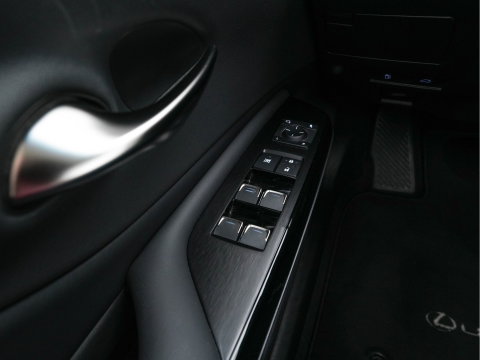 Lexus ES 300h Business Line (INCL-BTW) Aut. *PANO | LEATHER | FULL-LED | ADAPTIVE-CRUISE | BLINDSPOT | KEYLESS | CAMERA | HEATED-COMFORTSEATS | NAVI-FULLMAP | PRIVACY-GLASS | SHIFTPADDLES | ECC | PDC | 19''ALU*