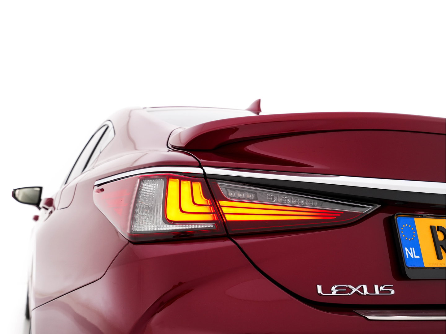 Lexus ES 300h Business Line (INCL-BTW) Aut. *PANO | LEATHER | FULL-LED | ADAPTIVE-CRUISE | BLINDSPOT | KEYLESS | CAMERA | HEATED-COMFORTSEATS | NAVI-FULLMAP | PRIVACY-GLASS | SHIFTPADDLES | ECC | PDC | 19''ALU*