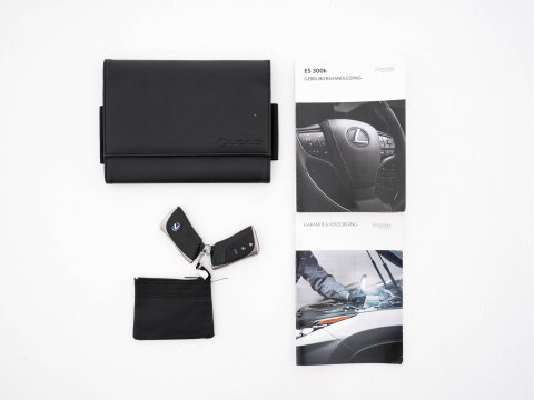 Lexus ES 300h Business Line (INCL-BTW) Aut. *PANO | LEATHER | FULL-LED | ADAPTIVE-CRUISE | BLINDSPOT | KEYLESS | CAMERA | HEATED-COMFORTSEATS | NAVI-FULLMAP | PRIVACY-GLASS | SHIFTPADDLES | ECC | PDC | 19''ALU*