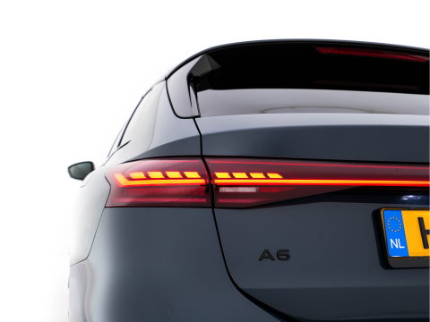Audi A6 E-tron- Avant S edition 83 kWh [ 3-Fase-11kW ] {SOH-100%} (INCL-BTW) *MATRIX-LED | ADAPTIVE-CRUISE | TOP-VIEW | BLINDSPOT | KEYLESS | MEMORY-PACK | WIDESCREEN-COCKPIT | PRIVACY-GLASS | SHIFT-PADDLES | HEATED-SPORTSEATS | TOWBAR | 21''ALU*