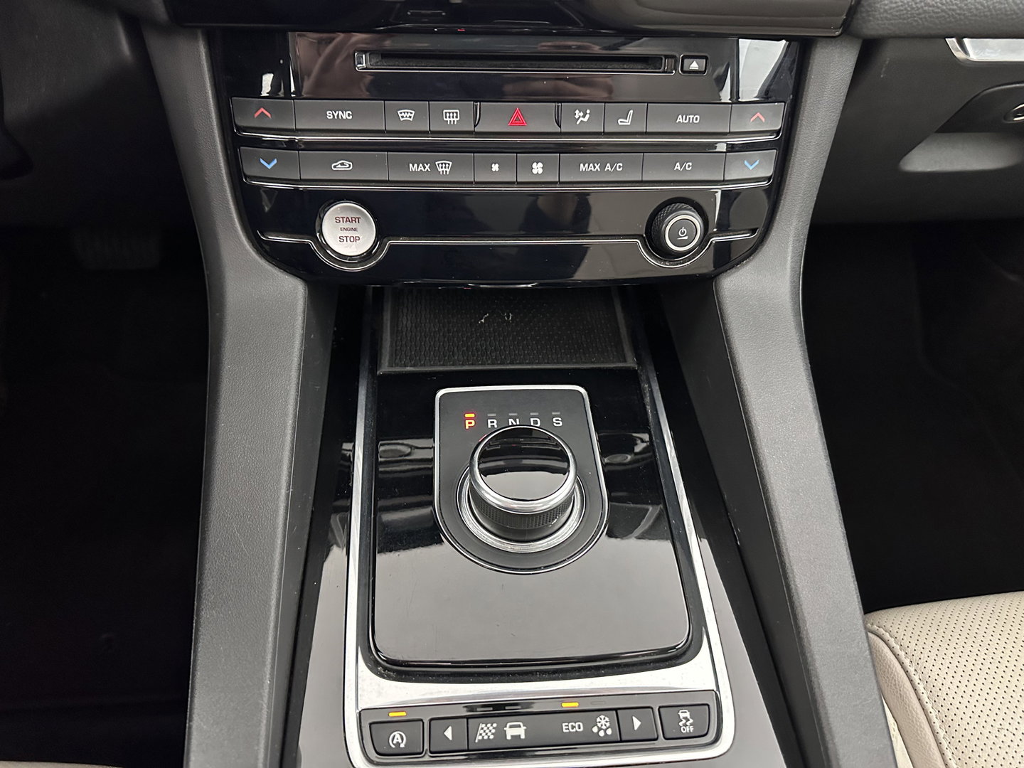 Jaguar F-Pace 3.0 S AWD 30d Aut. *PANO | LEATHER | XENON | DIGI-COCKPIT | NAVI-FULLMAP | CAMERA | SHIFTPADDLES | ECC | AMBIENTLIGHT | LANE-ASSIST | HEATED-VENTILATED-COMFORTSEATS | PDC | CRUISE | 18''ALU