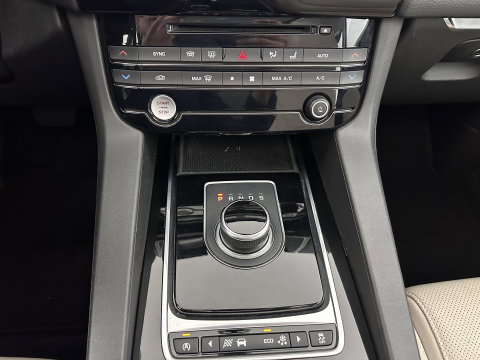 Jaguar F-Pace 3.0 S AWD 30d Aut. *PANO | LEATHER | XENON | DIGI-COCKPIT | NAVI-FULLMAP | CAMERA | SHIFTPADDLES | ECC | AMBIENTLIGHT | LANE-ASSIST | HEATED-VENTILATED-COMFORTSEATS | PDC | CRUISE | 18''ALU
