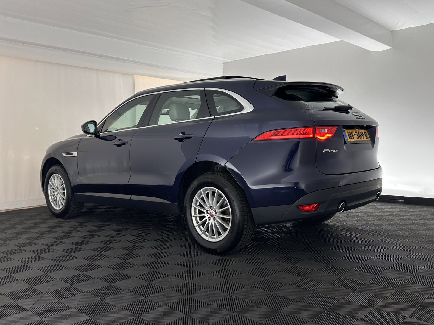 Jaguar F-Pace 3.0 S AWD 30d Aut. *PANO | LEATHER | XENON | DIGI-COCKPIT | NAVI-FULLMAP | CAMERA | SHIFTPADDLES | ECC | AMBIENTLIGHT | LANE-ASSIST | HEATED-VENTILATED-COMFORTSEATS | PDC | CRUISE | 18''ALU