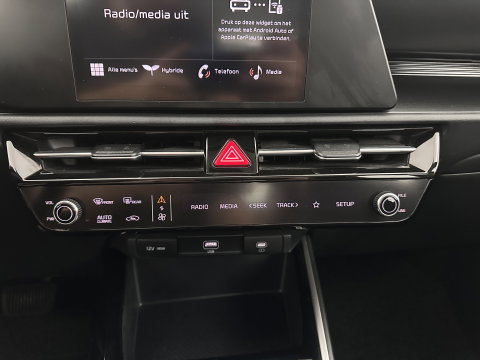 Kia Niro 1.6 GDi Hybrid ComfortLine (INCL-BTW) Aut. *ADAPTIVE-CRUISE | DIGI-COCKPIT | CARPLAY | CAMERA | COMFORTSEATS | DAB | ECC | PDC | CRUISE | TOWBAR | 16''ALU*