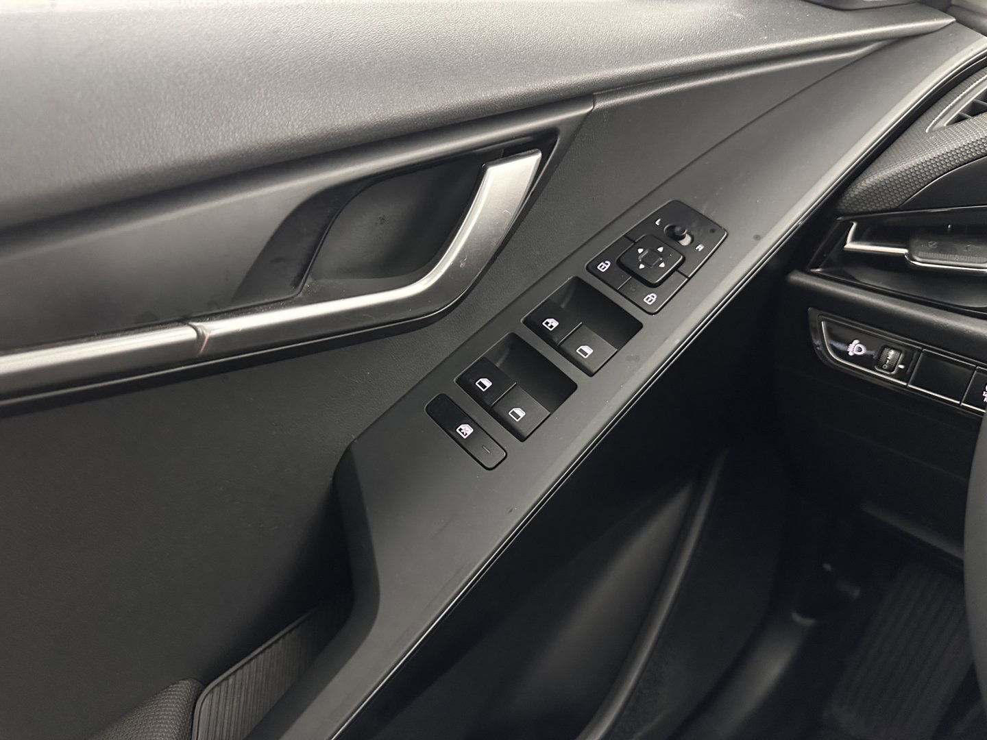 Kia Niro 1.6 GDi Hybrid ComfortLine (INCL-BTW) Aut. *ADAPTIVE-CRUISE | DIGI-COCKPIT | CARPLAY | CAMERA | COMFORTSEATS | DAB | ECC | PDC | CRUISE | TOWBAR | 16''ALU*