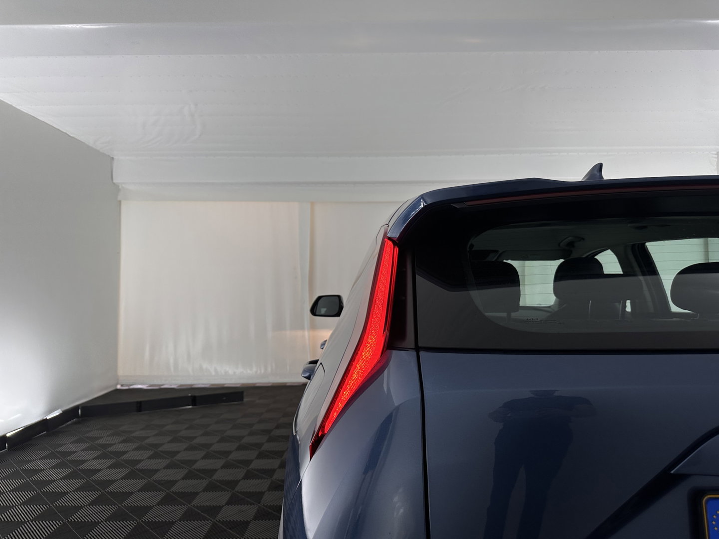 Kia Niro 1.6 GDi Hybrid ComfortLine (INCL-BTW) Aut. *ADAPTIVE-CRUISE | DIGI-COCKPIT | CARPLAY | CAMERA | COMFORTSEATS | DAB | ECC | PDC | CRUISE | TOWBAR | 16''ALU*