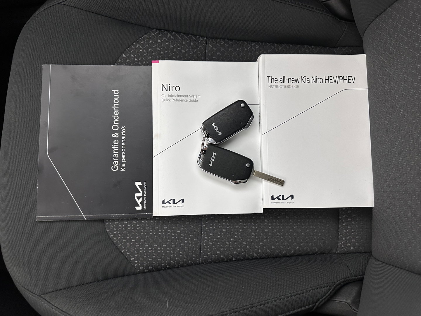 Kia Niro 1.6 GDi Hybrid ComfortLine (INCL-BTW) Aut. *ADAPTIVE-CRUISE | DIGI-COCKPIT | CARPLAY | CAMERA | COMFORTSEATS | DAB | ECC | PDC | CRUISE | TOWBAR | 16''ALU*
