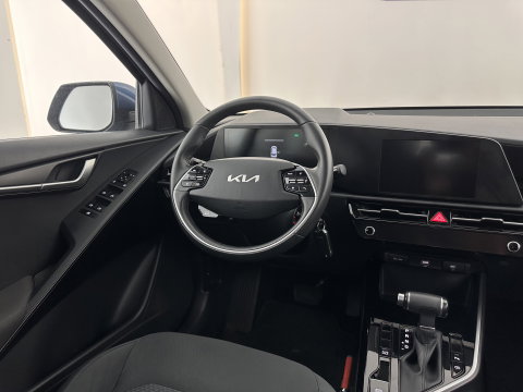 Kia Niro 1.6 GDi Hybrid ComfortLine (INCL-BTW) Aut. *ADAPTIVE-CRUISE | DIGI-COCKPIT | CARPLAY | CAMERA | COMFORTSEATS | DAB | ECC | PDC | CRUISE | TOWBAR | 16''ALU*
