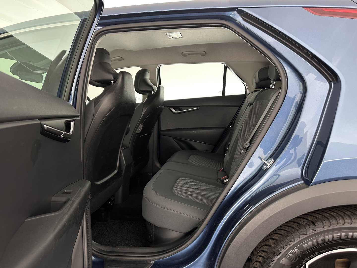 Kia Niro 1.6 GDi Hybrid ComfortLine (INCL-BTW) Aut. *ADAPTIVE-CRUISE | DIGI-COCKPIT | CARPLAY | CAMERA | COMFORTSEATS | DAB | ECC | PDC | CRUISE | TOWBAR | 16''ALU*