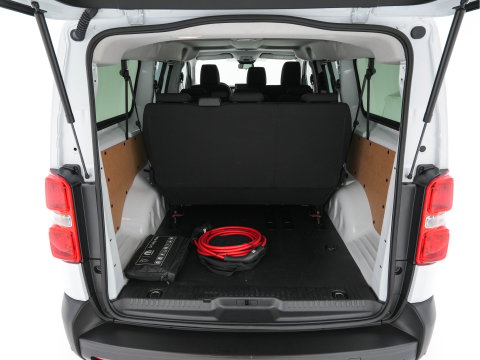 Peugeot e-Expert Long 75 kWh Facelift [ 9-Pers. ] [ 3-Fase-11 kW] {SoH-98%} (INCL-BTW) *NAVI-FULLMAP | CAMERA | DIGI-COCKPIT | COMFORTSEATS | DAB | PRIVACY-GLASS | SHIFTPADDLES | AIRCO | CRUISE | PDC*