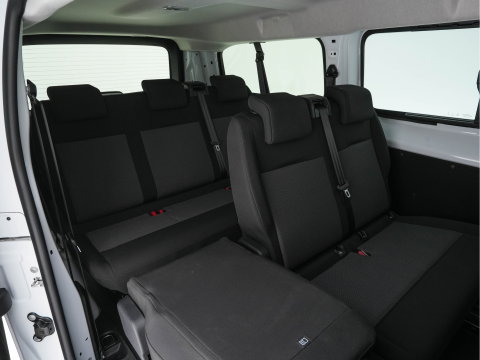 Peugeot e-Expert Long 75 kWh Facelift [ 9-Pers. ] [ 3-Fase-11 kW] {SoH-98%} (INCL-BTW) *NAVI-FULLMAP | CAMERA | DIGI-COCKPIT | COMFORTSEATS | DAB | PRIVACY-GLASS | SHIFTPADDLES | AIRCO | CRUISE | PDC*