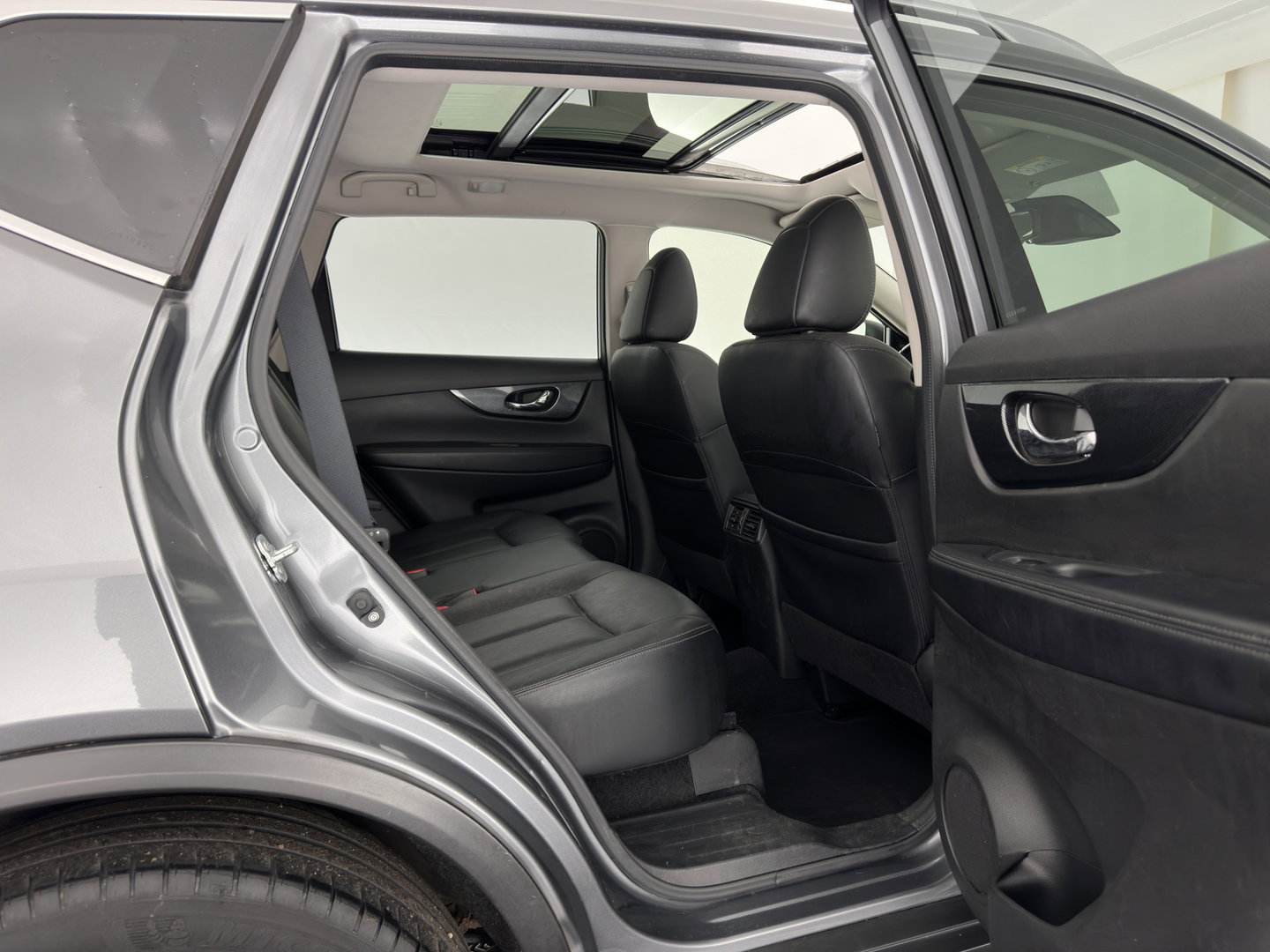 Nissan X-Trail 1.6 dCi Tekna Aut. *PANO | LEATHER | XENON | TOPVIEW | BLINDSPOT | KEYLESS | HEATED-COMFORTSEATS | NAVI-FULLMAP | PRIVACYGLASS | ECC | PDC | TOWBAR | 19''ALU*