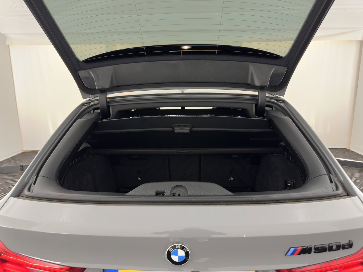 BMW 5 Serie Touring M550d xDrive High Executive M-Sportpack Aut. *PANO | LEATHER | LASER-LED | BLINDSPOT | MEMORY-PACK | HARMAN/KARDON |  DIGI-COCKPIT | AMBIENTLIGHT | SHIFTPADDLES | HEAD-UP | ADAPTIVE-CRUISE | TOWBAR | 19''ALU*