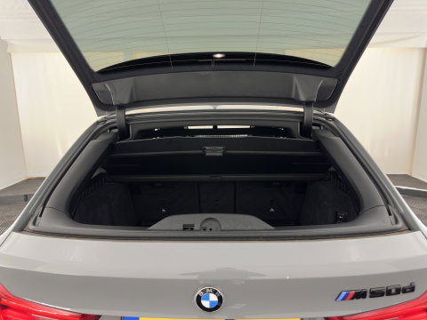 BMW 5 Serie Touring M550d xDrive High Executive M-Sportpack Aut. *PANO | LEATHER | LASER-LED | BLINDSPOT | MEMORY-PACK | HARMAN/KARDON |  DIGI-COCKPIT | AMBIENTLIGHT | SHIFTPADDLES | HEAD-UP | ADAPTIVE-CRUISE | TOWBAR | 19''ALU*