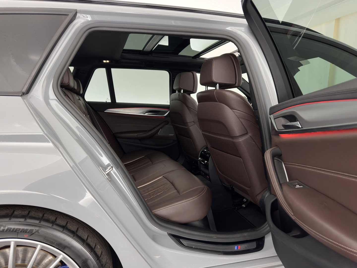 BMW 5 Serie Touring M550d xDrive High Executive M-Sportpack Aut. *PANO | LEATHER | LASER-LED | BLINDSPOT | MEMORY-PACK | HARMAN/KARDON |  DIGI-COCKPIT | AMBIENTLIGHT | SHIFTPADDLES | HEAD-UP | ADAPTIVE-CRUISE | TOWBAR | 19''ALU*