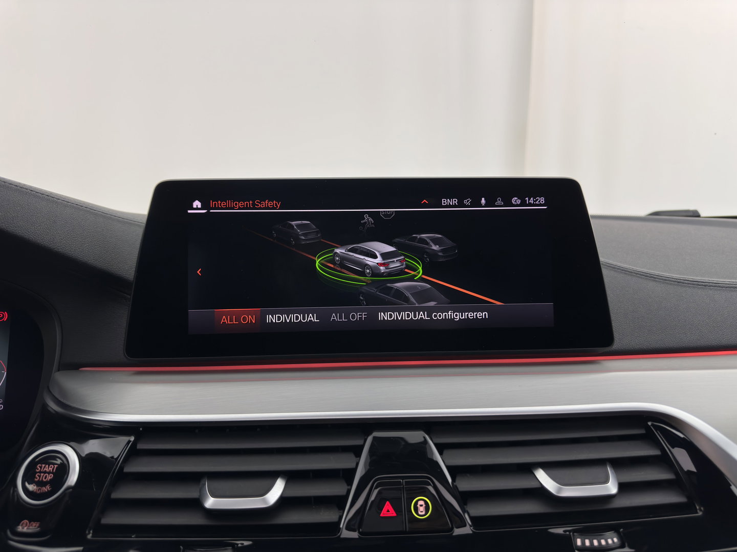 BMW 5 Serie Touring M550d xDrive High Executive M-Sportpack Aut. *PANO | LEATHER | LASER-LED | BLINDSPOT | MEMORY-PACK | HARMAN/KARDON |  DIGI-COCKPIT | AMBIENTLIGHT | SHIFTPADDLES | HEAD-UP | ADAPTIVE-CRUISE | TOWBAR | 19''ALU*