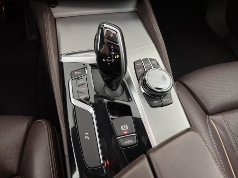 BMW 5 Serie Touring M550d xDrive High Executive M-Sportpack Aut. *PANO | LEATHER | LASER-LED | BLINDSPOT | MEMORY-PACK | HARMAN/KARDON |  DIGI-COCKPIT | AMBIENTLIGHT | SHIFTPADDLES | HEAD-UP | ADAPTIVE-CRUISE | TOWBAR | 19''ALU*