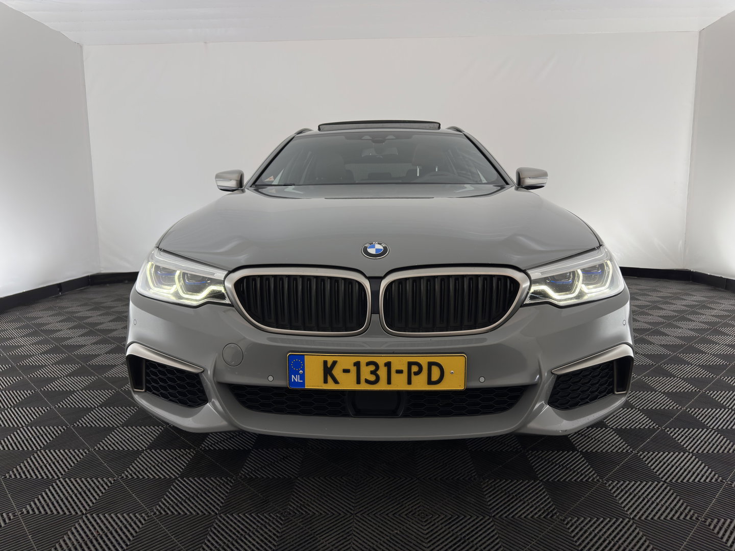 BMW 5 Serie Touring M550d xDrive High Executive M-Sportpack Aut. *PANO | LEATHER | LASER-LED | BLINDSPOT | MEMORY-PACK | HARMAN/KARDON |  DIGI-COCKPIT | AMBIENTLIGHT | SHIFTPADDLES | HEAD-UP | ADAPTIVE-CRUISE | TOWBAR | 19''ALU*
