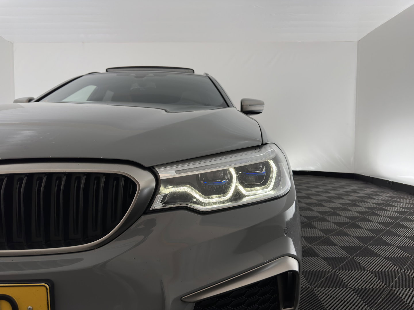 BMW 5 Serie Touring M550d xDrive High Executive M-Sportpack Aut. *PANO | LEATHER | LASER-LED | BLINDSPOT | MEMORY-PACK | HARMAN/KARDON |  DIGI-COCKPIT | AMBIENTLIGHT | SHIFTPADDLES | HEAD-UP | ADAPTIVE-CRUISE | TOWBAR | 19''ALU*