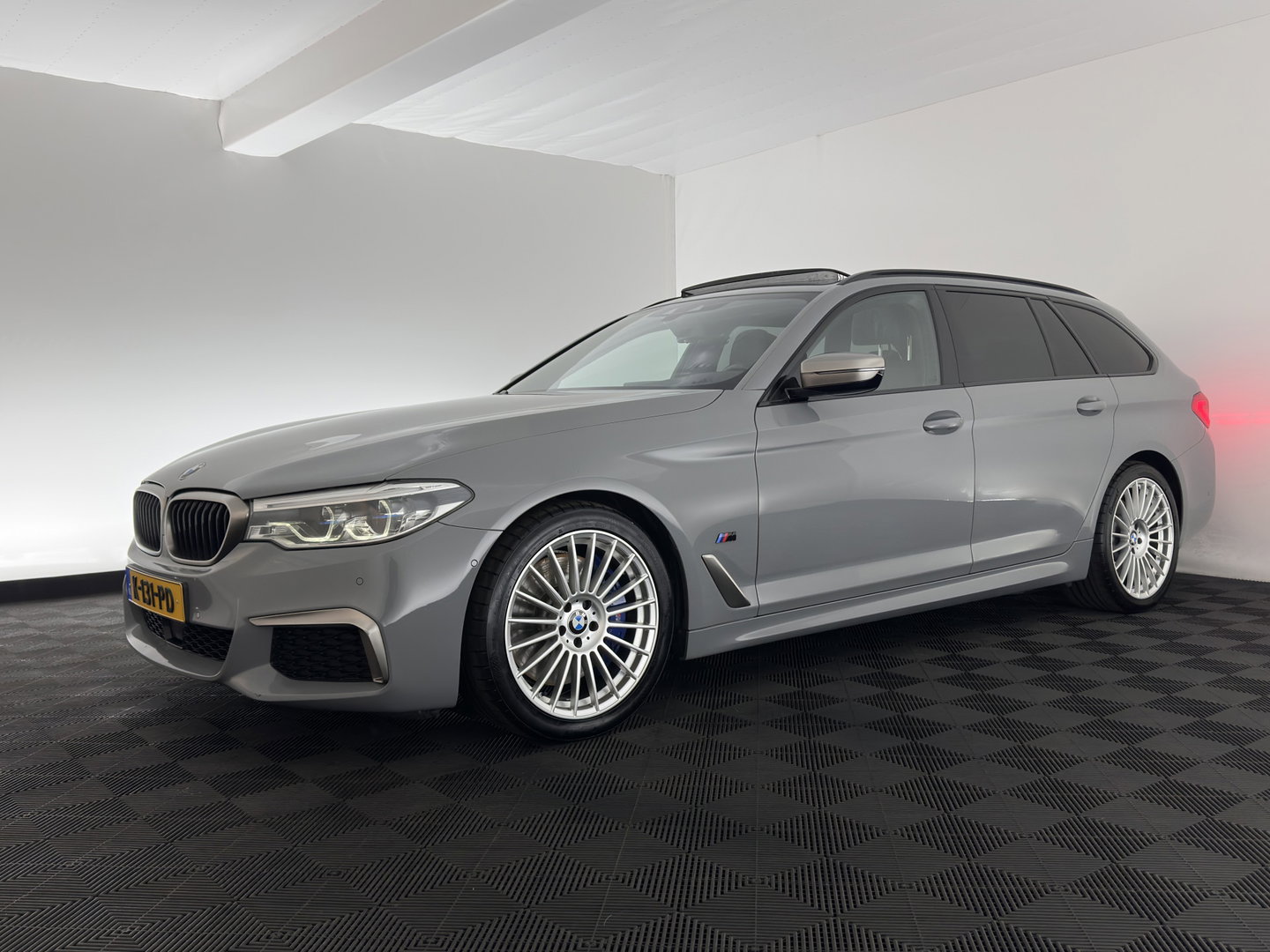 BMW 5 Serie Touring M550d xDrive High Executive M-Sportpack Aut. *PANO | LEATHER | LASER-LED | BLINDSPOT | MEMORY-PACK | HARMAN/KARDON |  DIGI-COCKPIT | AMBIENTLIGHT | SHIFTPADDLES | HEAD-UP | ADAPTIVE-CRUISE | TOWBAR | 19''ALU*