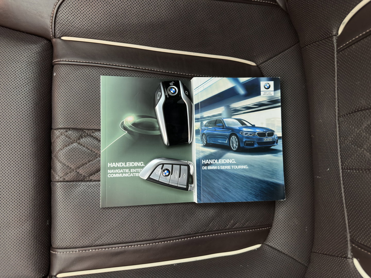 BMW 5 Serie Touring M550d xDrive High Executive M-Sportpack Aut. *PANO | LEATHER | LASER-LED | BLINDSPOT | MEMORY-PACK | HARMAN/KARDON |  DIGI-COCKPIT | AMBIENTLIGHT | SHIFTPADDLES | HEAD-UP | ADAPTIVE-CRUISE | TOWBAR | 19''ALU*