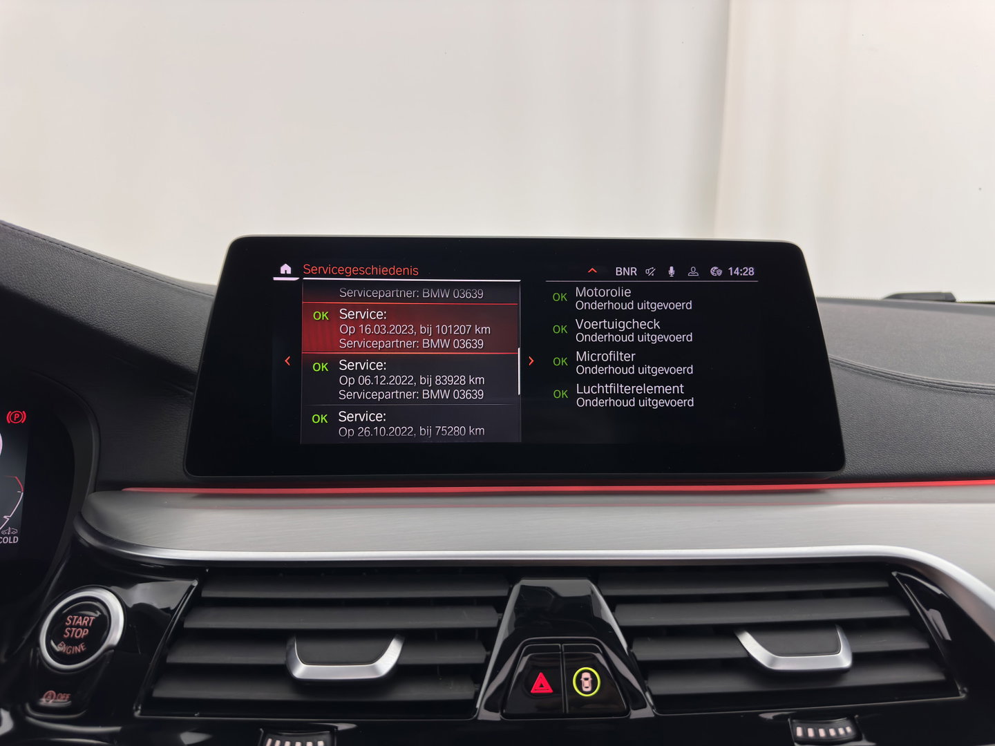 BMW 5 Serie Touring M550d xDrive High Executive M-Sportpack Aut. *PANO | LEATHER | LASER-LED | BLINDSPOT | MEMORY-PACK | HARMAN/KARDON |  DIGI-COCKPIT | AMBIENTLIGHT | SHIFTPADDLES | HEAD-UP | ADAPTIVE-CRUISE | TOWBAR | 19''ALU*