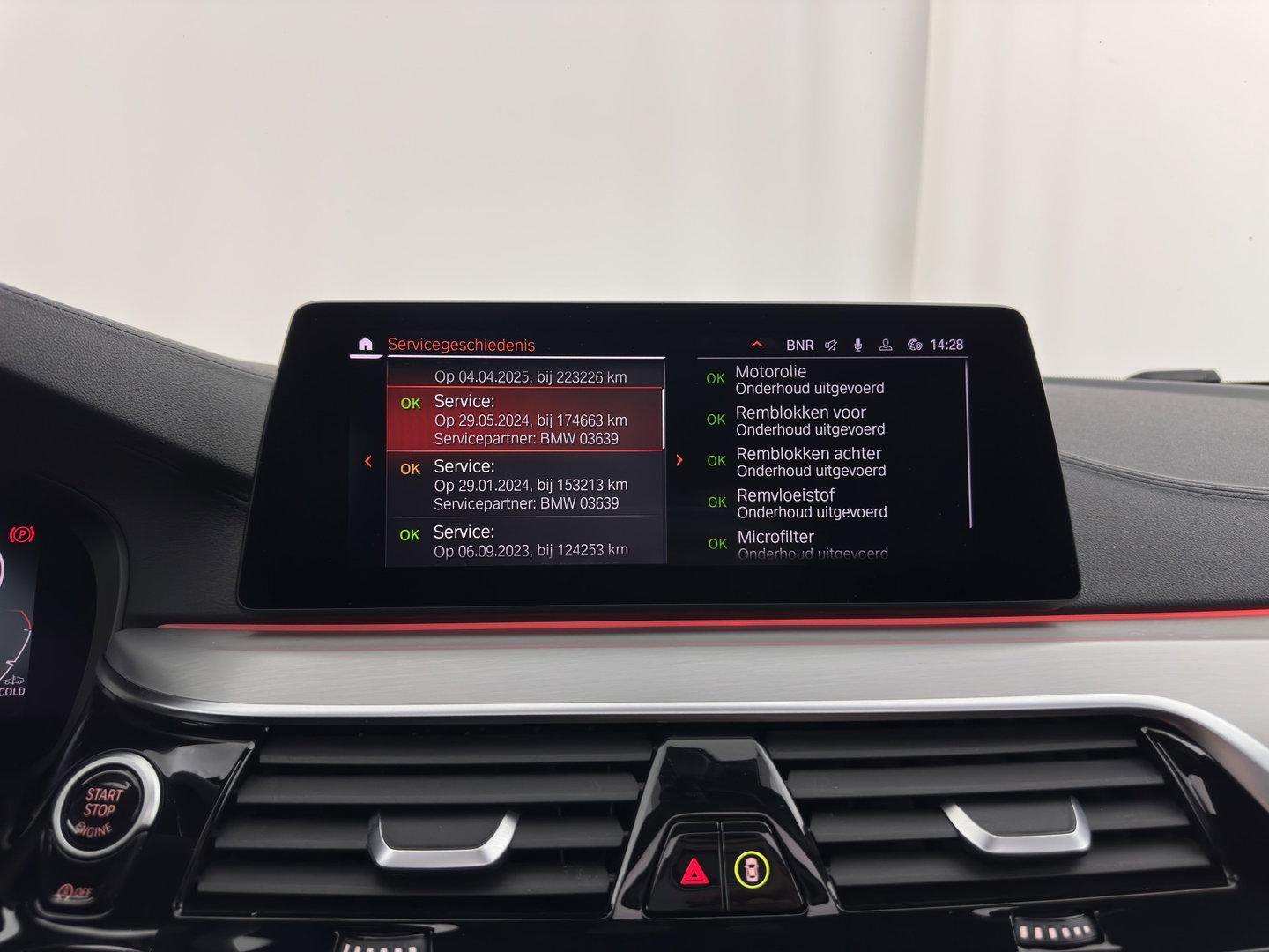 BMW 5 Serie Touring M550d xDrive High Executive M-Sportpack Aut. *PANO | LEATHER | LASER-LED | BLINDSPOT | MEMORY-PACK | HARMAN/KARDON |  DIGI-COCKPIT | AMBIENTLIGHT | SHIFTPADDLES | HEAD-UP | ADAPTIVE-CRUISE | TOWBAR | 19''ALU*