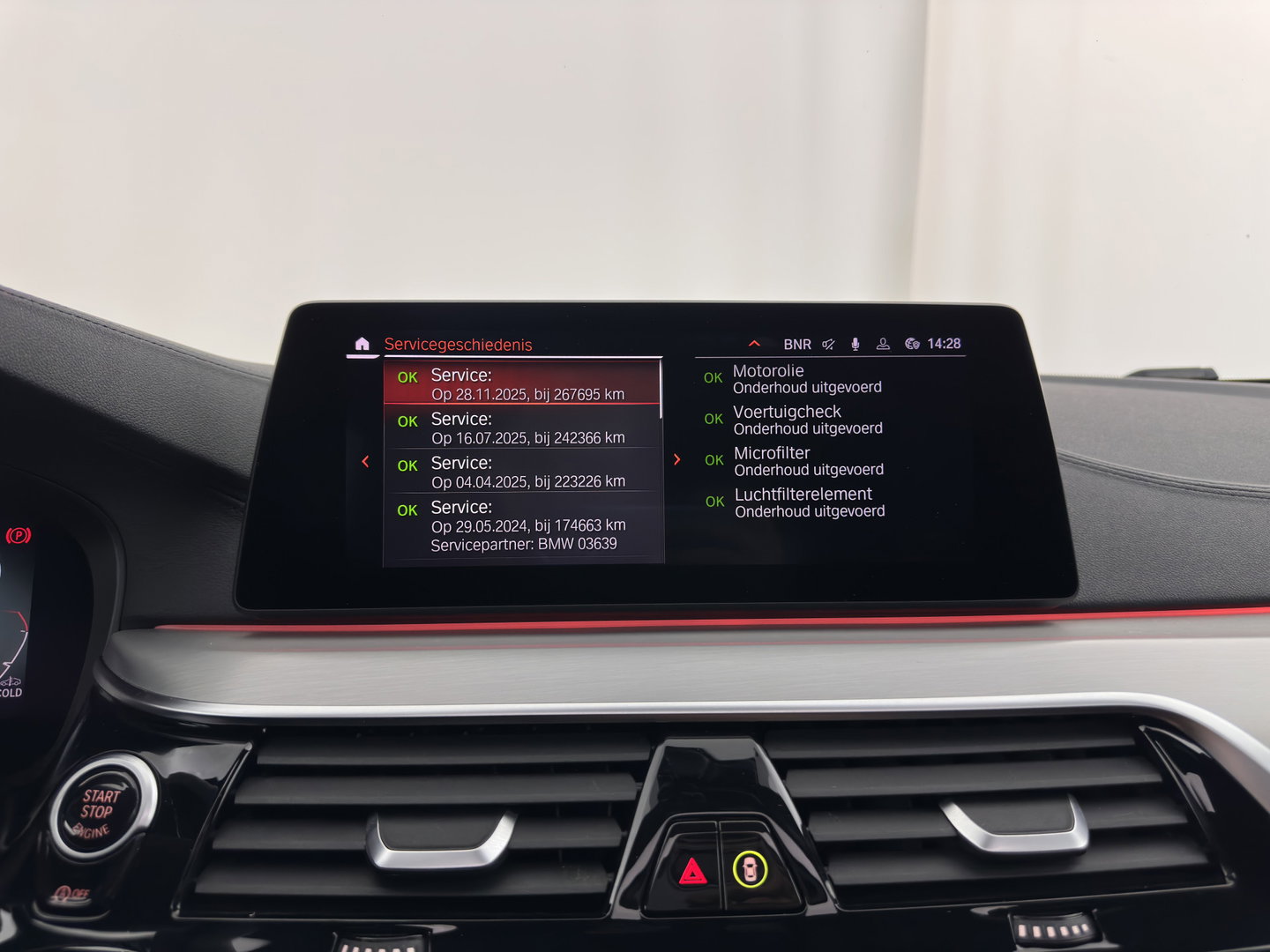 BMW 5 Serie Touring M550d xDrive High Executive M-Sportpack Aut. *PANO | LEATHER | LASER-LED | BLINDSPOT | MEMORY-PACK | HARMAN/KARDON |  DIGI-COCKPIT | AMBIENTLIGHT | SHIFTPADDLES | HEAD-UP | ADAPTIVE-CRUISE | TOWBAR | 19''ALU*