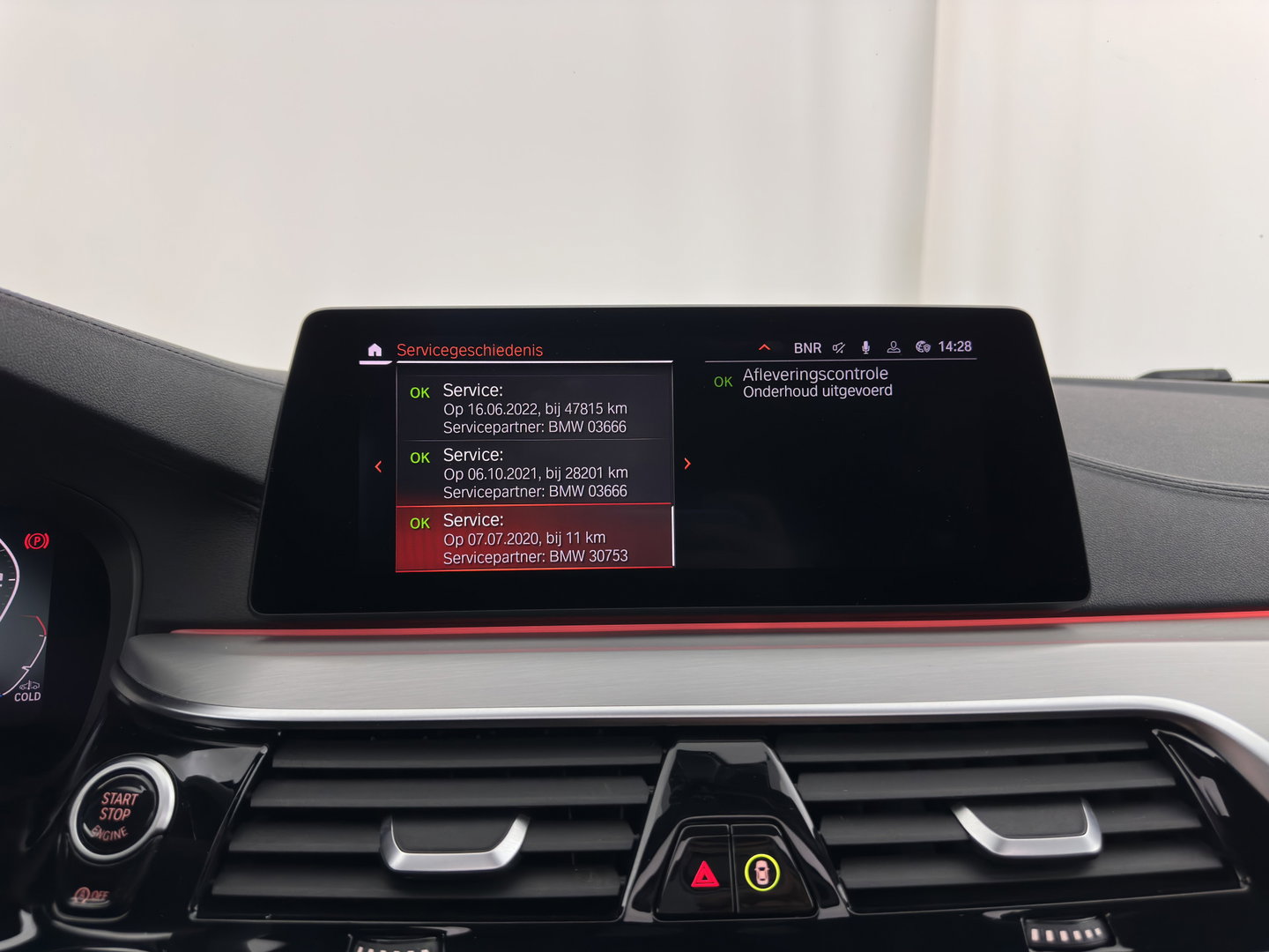 BMW 5 Serie Touring M550d xDrive High Executive M-Sportpack Aut. *PANO | LEATHER | LASER-LED | BLINDSPOT | MEMORY-PACK | HARMAN/KARDON |  DIGI-COCKPIT | AMBIENTLIGHT | SHIFTPADDLES | HEAD-UP | ADAPTIVE-CRUISE | TOWBAR | 19''ALU*