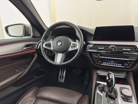 BMW 5 Serie Touring M550d xDrive High Executive M-Sportpack Aut. *PANO | LEATHER | LASER-LED | BLINDSPOT | MEMORY-PACK | HARMAN/KARDON |  DIGI-COCKPIT | AMBIENTLIGHT | SHIFTPADDLES | HEAD-UP | ADAPTIVE-CRUISE | TOWBAR | 19''ALU*