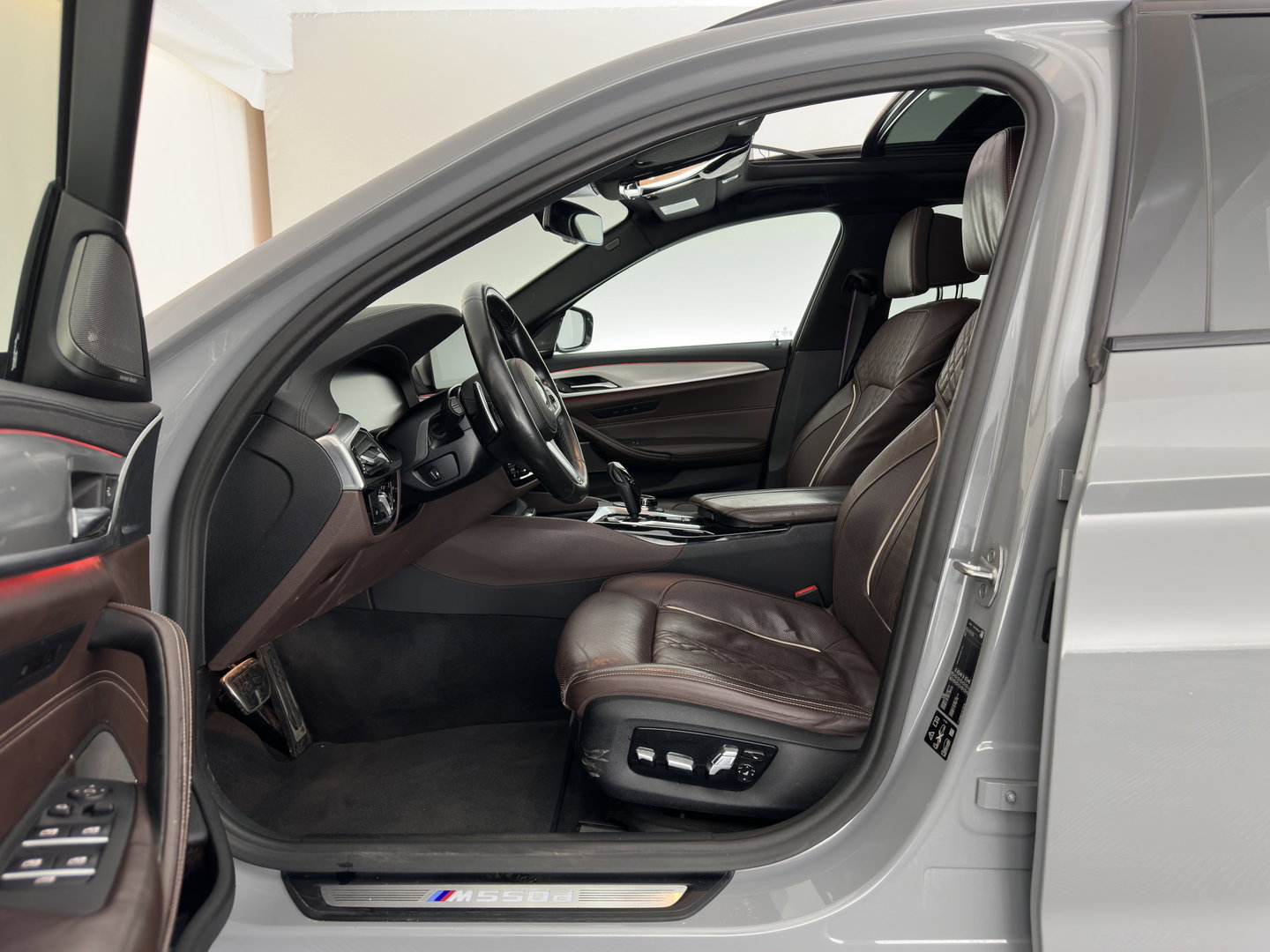 BMW 5 Serie Touring M550d xDrive High Executive M-Sportpack Aut. *PANO | LEATHER | LASER-LED | BLINDSPOT | MEMORY-PACK | HARMAN/KARDON |  DIGI-COCKPIT | AMBIENTLIGHT | SHIFTPADDLES | HEAD-UP | ADAPTIVE-CRUISE | TOWBAR | 19''ALU*