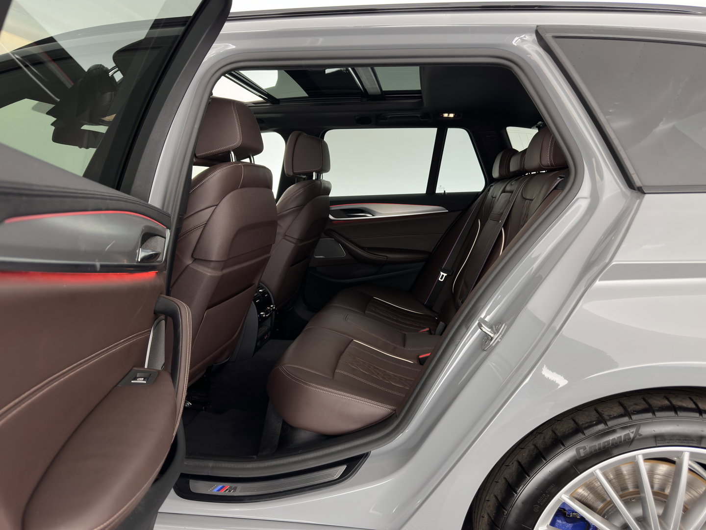 BMW 5 Serie Touring M550d xDrive High Executive M-Sportpack Aut. *PANO | LEATHER | LASER-LED | BLINDSPOT | MEMORY-PACK | HARMAN/KARDON |  DIGI-COCKPIT | AMBIENTLIGHT | SHIFTPADDLES | HEAD-UP | ADAPTIVE-CRUISE | TOWBAR | 19''ALU*